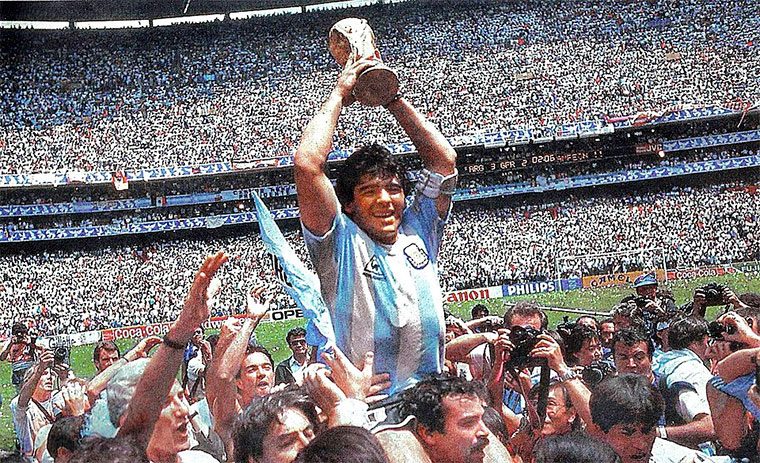 Maradona. Estadio Azteca de México (1986) | Foto: El Gráfico / Dominio público