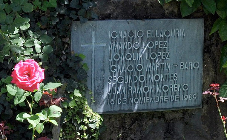 Memorial con los nombres de los jesuitas asesinados en la UCA en El Salvador | Foto: Johan Bergström-Allen / CC BY 2.0