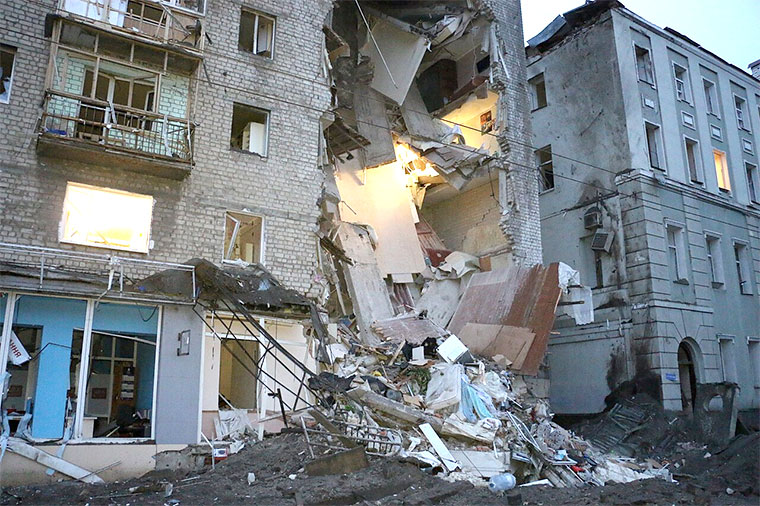 Bloque de edificios destruido por la acción de los proyectiles | Foto: Servicio Estatal de Emergencias de Ucrania en la región de Járkov / CC BY 4.0