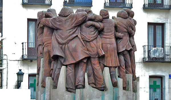 Monumento a los abogados de Atocha en la Plaza de Antón Martín de Madrid.