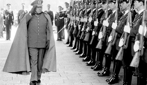 Pinochet pasa revista militar