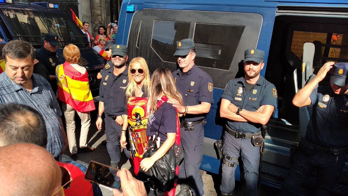 Policía con fascistas