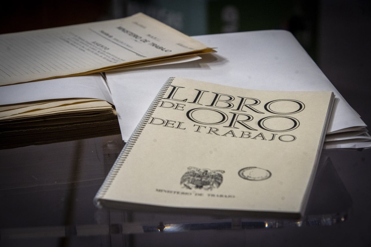 Libro de oro del Ministerio de Trabajo medallas