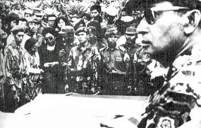 General Suharto en 1965. Derrocó a Sukarno y emprendió la matanza de comunistas | Foto: Departamento de Información de la República de Indonesia / Dominio público