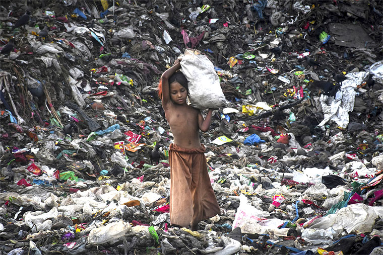 Niña rebusca en los vertederos de Bangla Desh