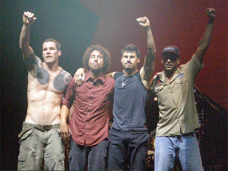 Rage Against the Machine en 2007. De izquierda a derecha: Tim Commerford, Zack de la Rocha, Brad Wilk, Tom Morello.