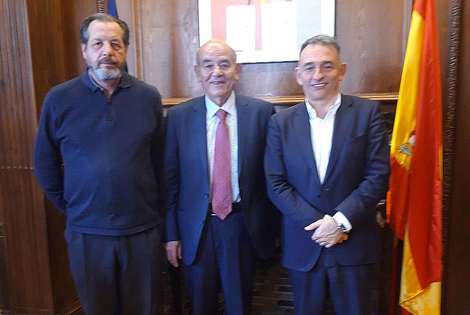 De izquierda a derecha: Santiago González Vallejo, Raji Sourani, Enrique Santiago.