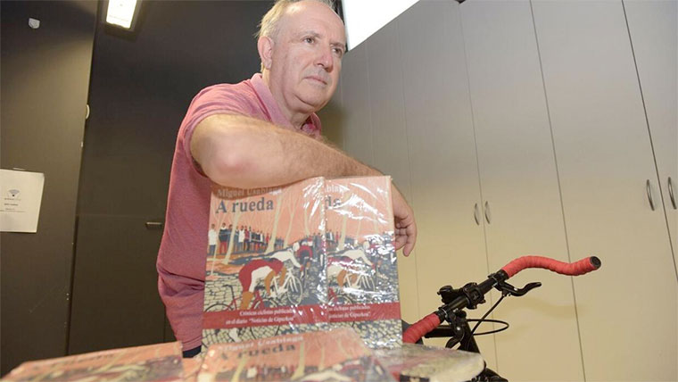 Miguel Usabiaga, con varios ejemplares de su nuevo libro 'A rueda', con artículos escritos en NOTICIAS DE GIPUZKOA. Pedro Martinez