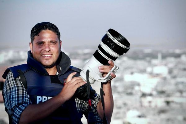 El fotoperiodista Majdi Fathi con su cámara en Gaza