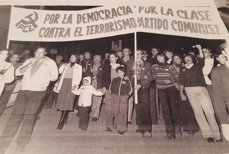 Martín Lillo en el centro portando la pancarta junto a Blanca, sus hijos y camaradas alicantinos