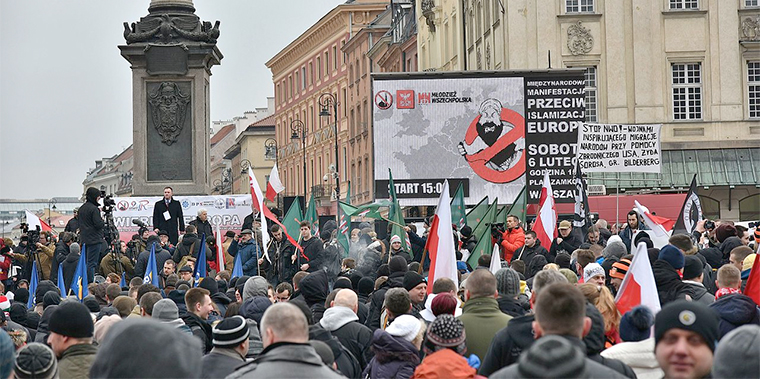Manifestación islamofóba de 2016 en Varsovia, organizada por el partido ultracatólico y ultranacionalista polaco Movimiento Nacional junto a su organización juvenil Juventud de Toda Polonia. En el cartel del fondo se lee: «Contra la islamización de Europa».
