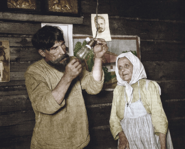 Campesinos reciben por vez primera electricidad gracias al plan de Lenin de electrificación de toda Rusia. Años 20 siglo pasado
