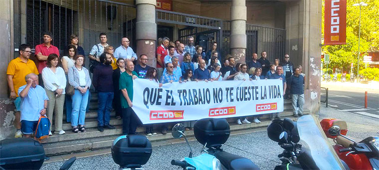 Concentración en la sede de CCOO de Aragón de trabajadores y trabajadoras contra los accidentes laborales