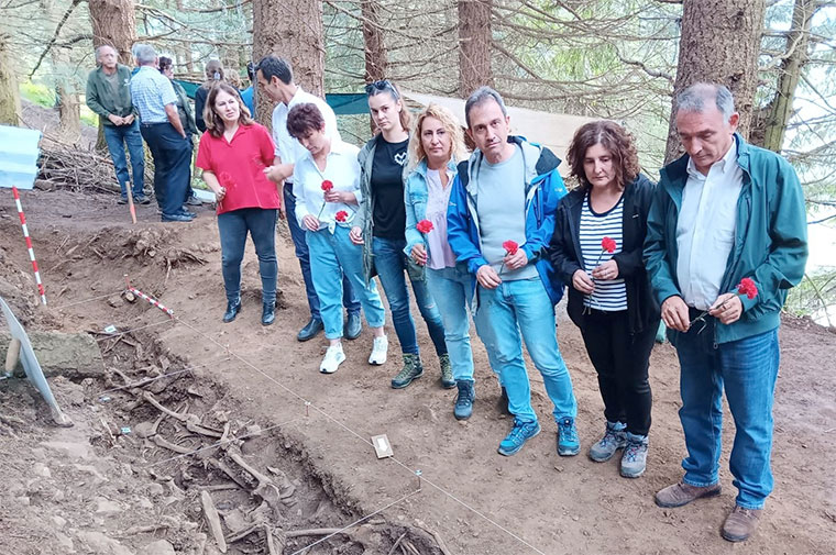 Enrique Santiago, en el homenaje a las víctimas del franquismo en la Fosa asturiana de Parasimón