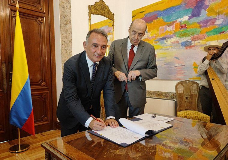 Enrique Santiago recibe la nacionalidad colombiana