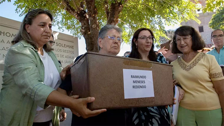 La familia de Raimundo Meneses Redondo recibe los restos de su familiar