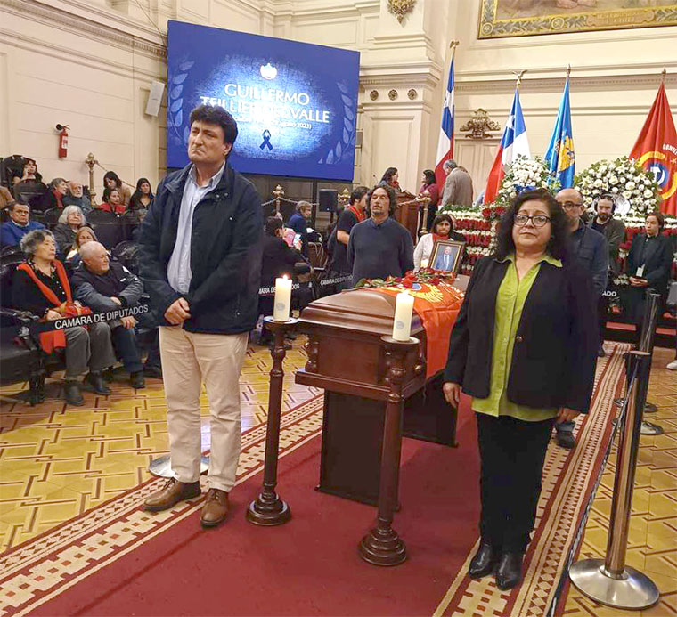 El historiador y militante del PCE Mario Amorós, en la guardia de honor a Guillermo Teillier