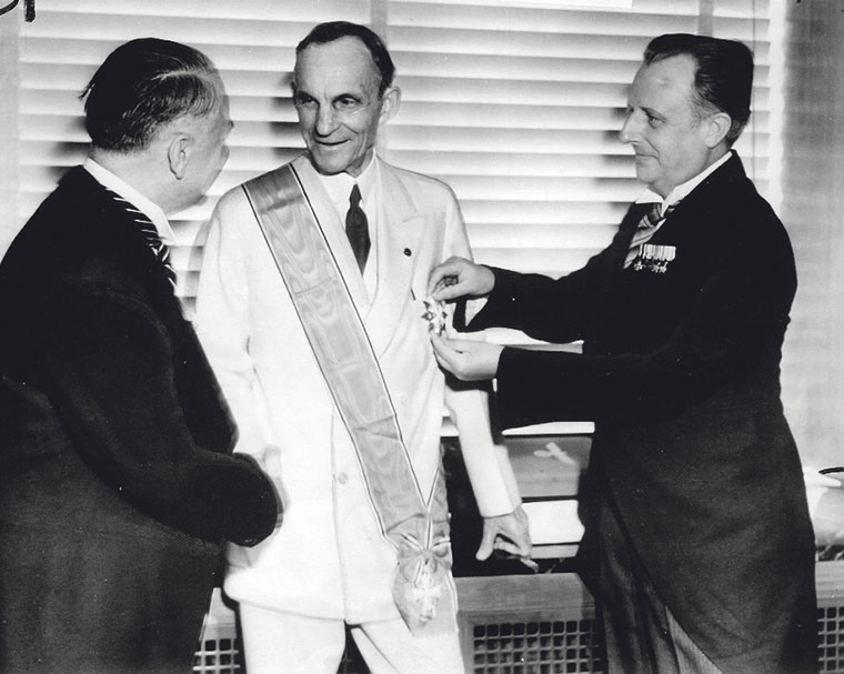 Diplomáticos alemanes premian a Henry Ford (en el centro) con la Gran Cruz del Águila, la máxima condecoración de la Alemania Nazi para extranjeros, Detroit 1938 | Associated Press