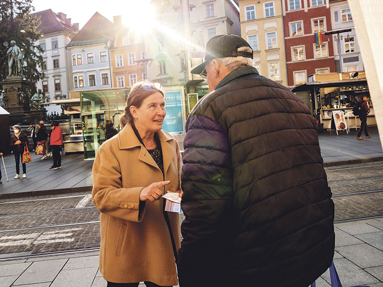 Elke Kahr, alcaldesa de Graz, conversa con un jubilado | Foto: facebook.com/elke.kahr
