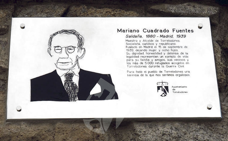 Placa en recuerdo de Mariano Cuadrado instalada por el ayto. de Torrelodones | torrelodones.es
