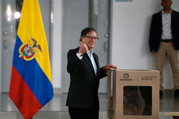 El presidente de Colombia Gustavo Petro vota en las elecciones regionales y municipales del 29 de octubre de 2023