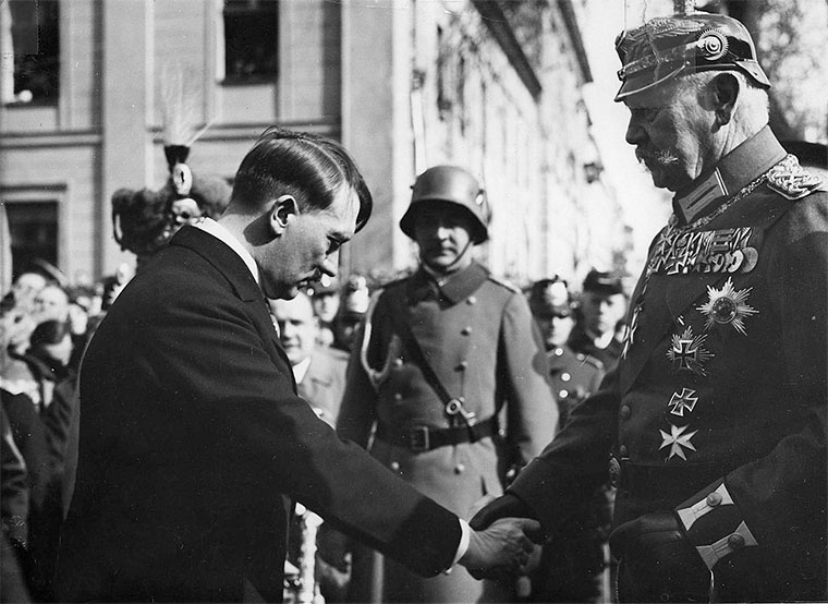Hitler y Paul von Hindenburg en el Día de Potsdam, 21 de marzo de 1933