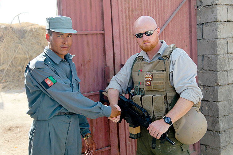 Militar afgano junto a un contratista militar privado británico