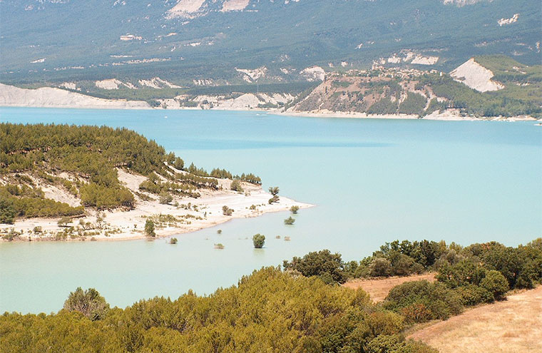 Vista del pantano de Yesa desde la localidad abandonada de Ruesta | Foto: Jule_Berlin / CC BY 2.0