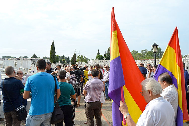 Inauguración como Lugar de Memoria Democrática a la fosa común del Cementerio de Puerto Real | Foto: Emilio J. Rodríguez Posada / CC Attribution-Share Alike 2.0 Generic