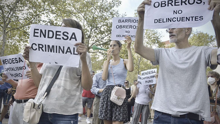 Personas de los barrios de Sevilla denuncian cortes de luz de la compañía Endesa | Foto: colectivolaribera.es
