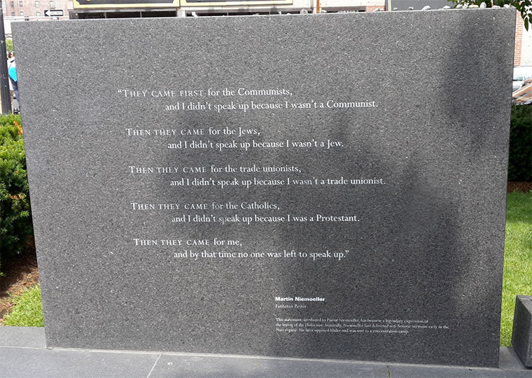 Monumento con el texto del poema atribuido al pastor protestante Martin Niemoeller en el Memorial del Holocausto en Boston, Massachussets, EE. UU. | Foto: Dominio público