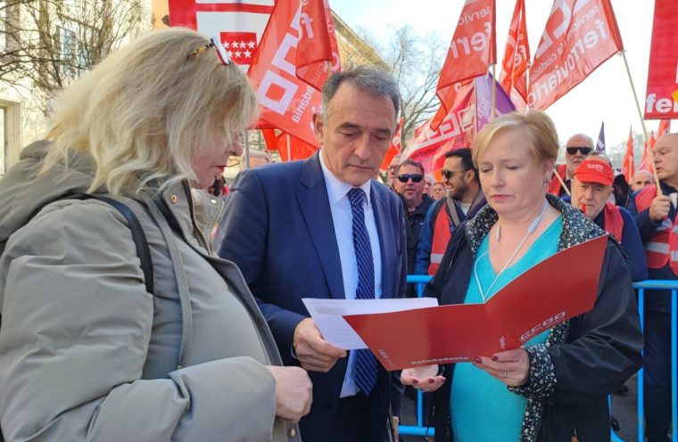 Enrique Santiago en la movilización trabajadores Adif y Renfe