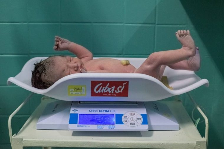 Bebe cubano. Mortalidad infantil