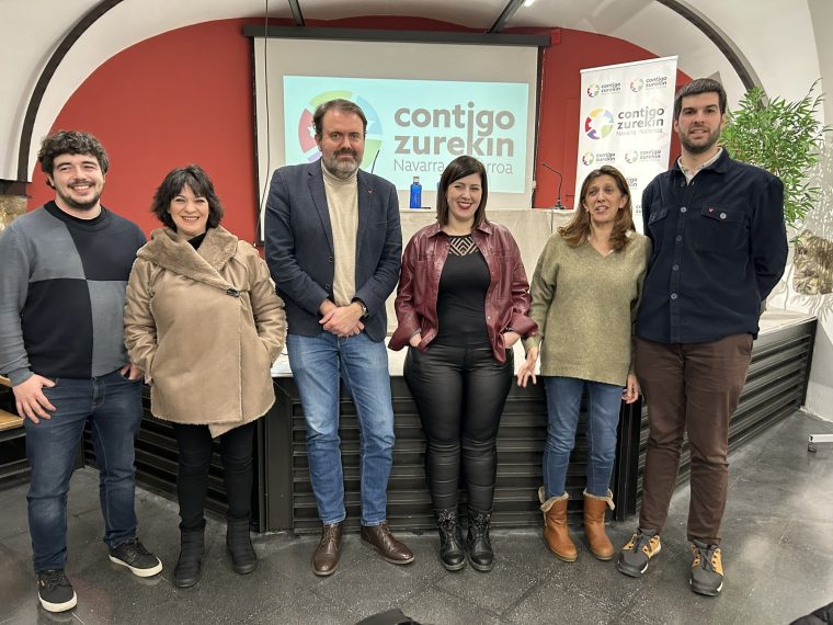 El secretario de Estado, Rubén Pérez (centro), antes de la charla, junto a dirigentes de IU y de Contigo Navarra-Zurekin Nafarroa.