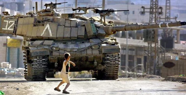 Niño palestino frente a un tanque en Palestina