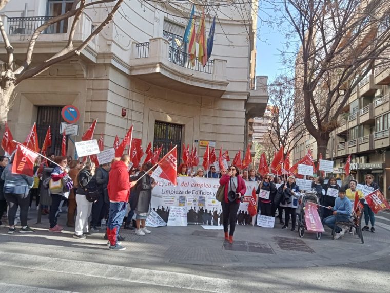 Trabajadoras del servicio de limpieza de Alicante en huelga