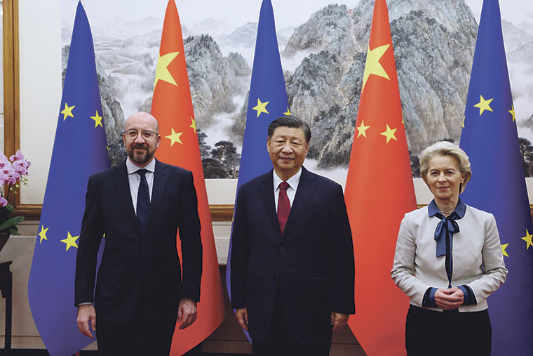 Charles Michel, presidente del Consejo Europeo y Ursula Von der Leyen, presidenta de la Comisión Europea, con el presidente chino Xi Jinping en la cumbre UE-China celebrada el pasado 7 de diciembre | consilium.europa.eu
