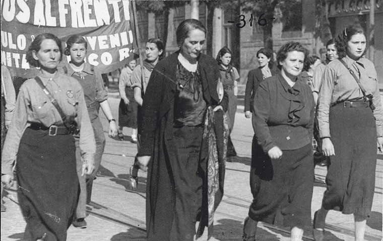 Dolores Ibárruri. Manifestación de la Asociación de Mujeres Antifascistas
