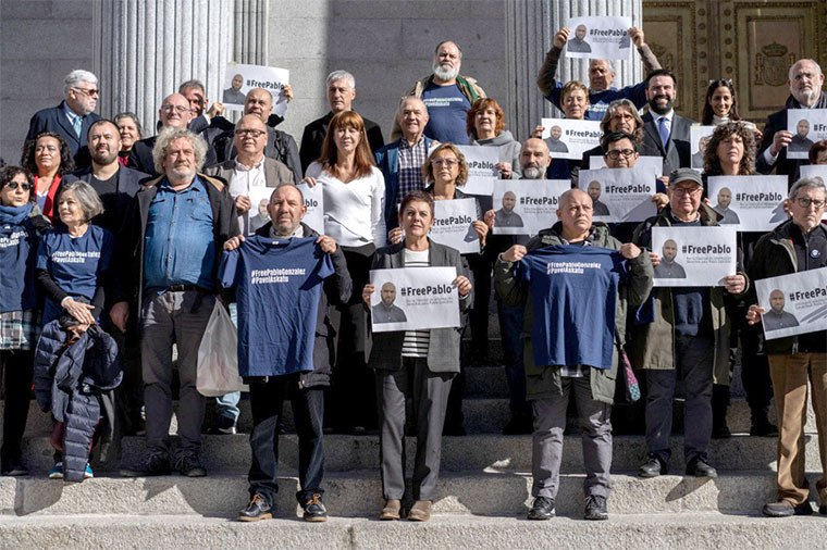 Concentración por la libertad del periodista Pablo González en las escalinatas del Congreso de los Diputados