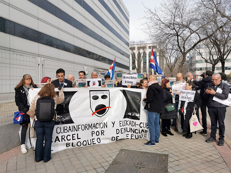 Apoyo en la puerta de los juzgados al periodista de cubainformación, José Manzaneda y la asociación Euskadi-Cuba