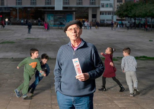 Rafael Pillado en su "lugar de memoria", el cruce de las Pias, Ferrol, Autor: Xulio Gil, 2023.