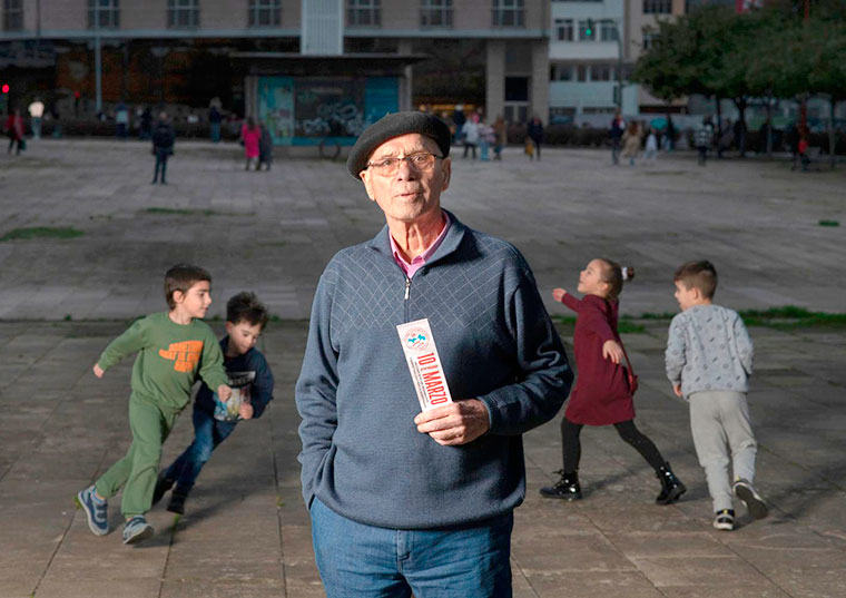 Rafael Pillado en su "lugar de memoria", el cruce de las Pias, Ferrol, Autor: Xulio Gil, 2023.