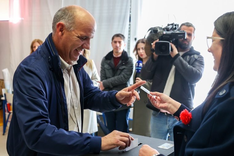 Paulo Raimundo, secretario general del PCP ejerce su voto