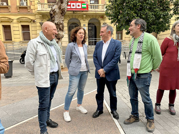 Enrique Santiago junto a la secretaria provincial de la sección sindical de Hostelería de CC. OO., Eva Sánchez, y miembros de las delegaciones reunidas en la sede del sindicato en Córdoba
