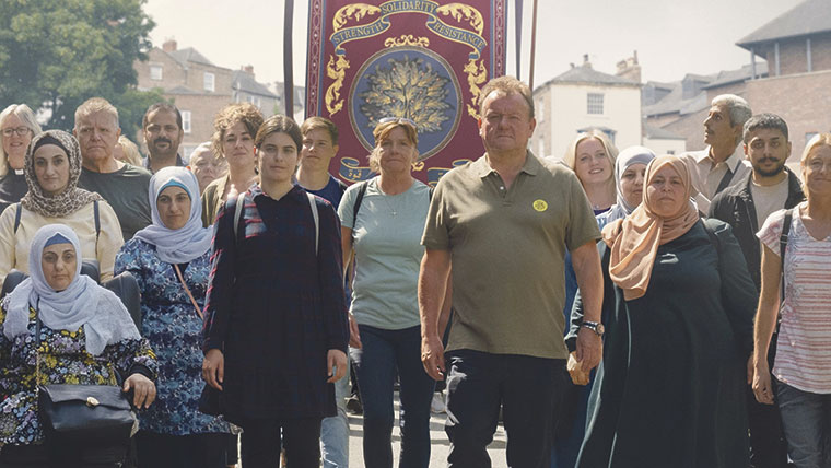 Fotograma de la película de Ken Loach, "The old oak" (El viejo roble)