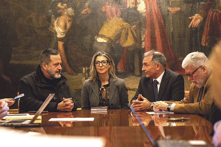 Reunión de Francesca Albanese con los grupos parlamentarios en el Congreso de los Diputados, a excepción de PP y Vox. A su izquierda el eurodiputado Manu Pineda. A su derecha los diputados de Sumar Enrique Santiago y Agustín Santos Maraver | Foto: aSumar