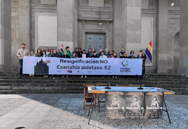 Militantes de los partidos que conforman Contigo-Zurekin, en la fachada del Monumento a los Caídos, exigiendo su derribo.