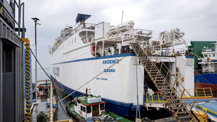 Barco de carga AKDENIS, de la flotilla