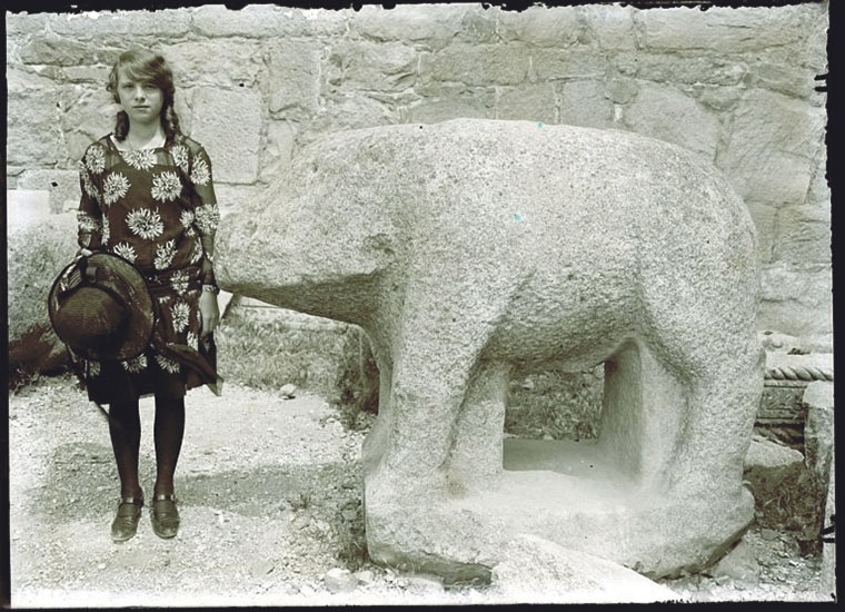 Encarnación Cabré junto a un verraco de Las Cogotas (Ávila), 1927