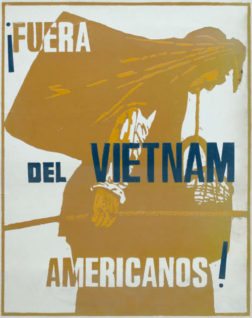¡Fuera del Vietnam Americanos! 1968 Serigrafía Legado Francisco y Lola Cortijo 65 x 50 cm No está firmado por motivos políticos. Obra realizada en la clandestinidad para recaudar fondos para los presos políticos del franquismo. Realizado en Gráfica Popular del Sur, taller de obra gráfica creado por Cortijo en la calle Castellar, Barrio de la Feria (Sevilla). En él trabajaron sus discípulos del momento: María Manrique, Rolando Campos y Paco Reina entre otros.
